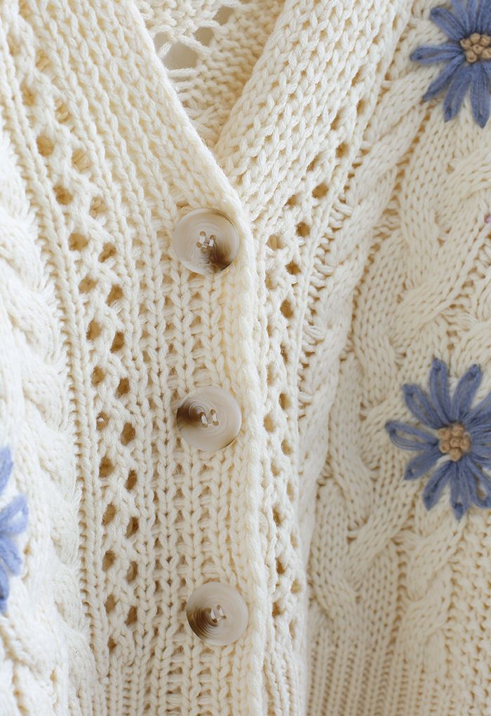 Cardigan tricoté à la main tressé à fleurs cousues en crème