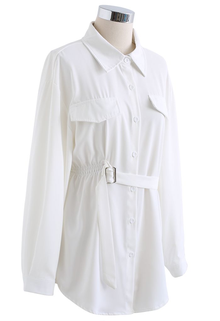 Chemise ample fluide à ceinture à boucle en blanc