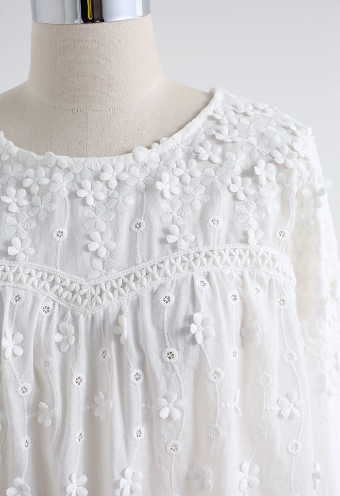 Chemise ample brodée de fleurs 3D en blanc
