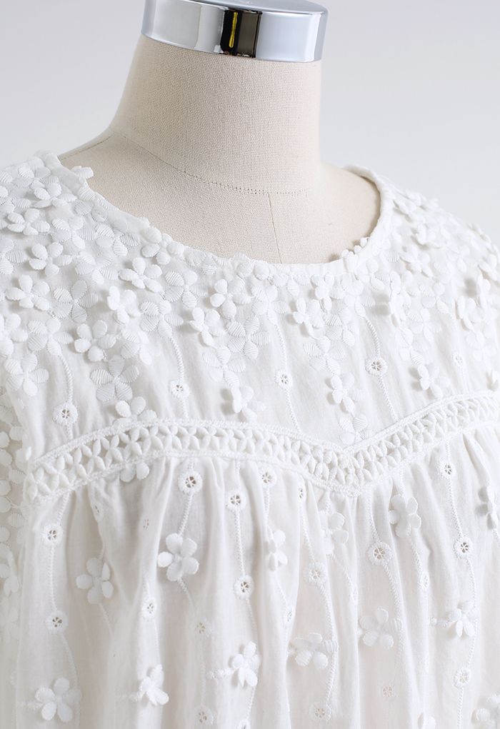 Chemise ample brodée de fleurs 3D en blanc