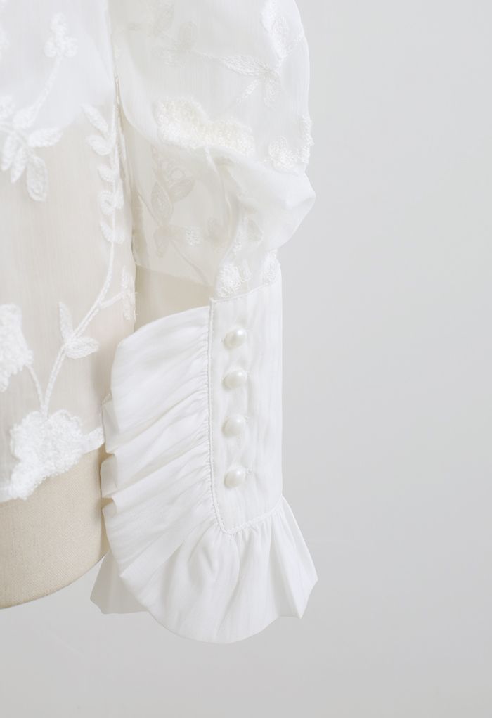 Chemise à volants brodée à col floral en blanc