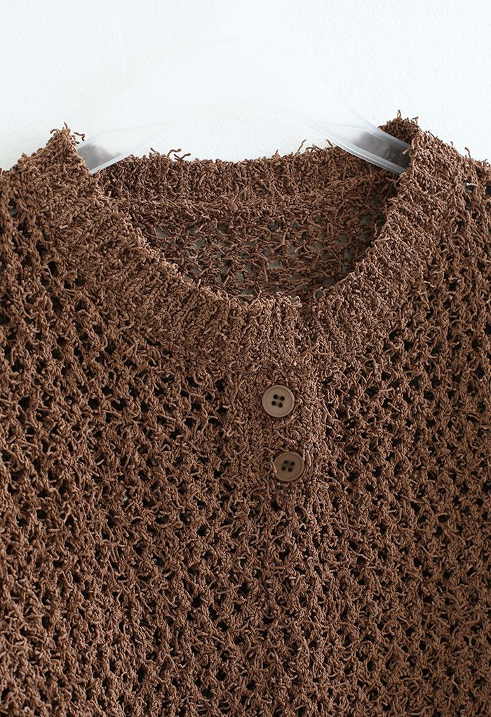 Crop top en tricot évidé boutonné en marron