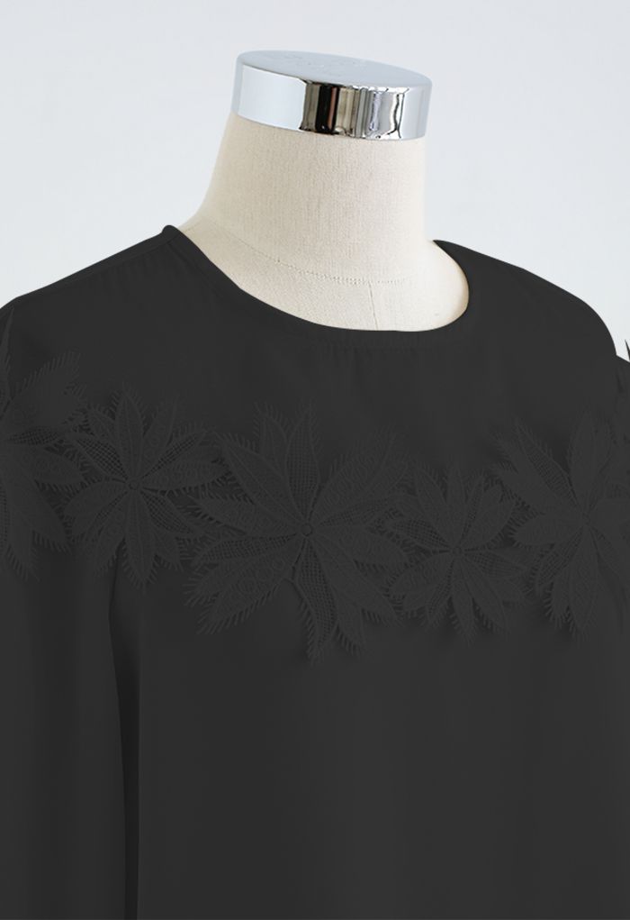 Chemise en satin épissé au crochet floral en noir