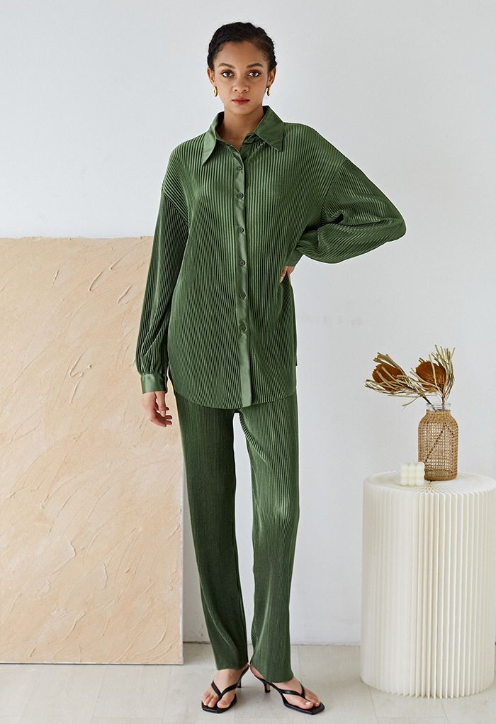 Ensemble chemise plissée plissée et pantalon en vert armée