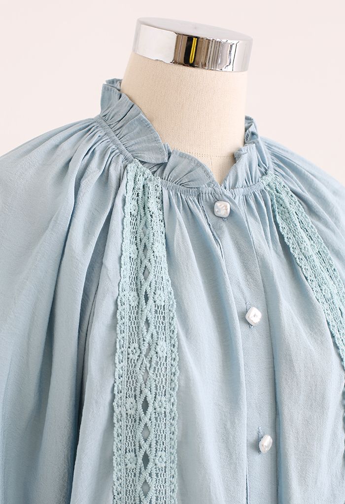 Chemise ample à manches bouffantes et bordure en crochet en bleu