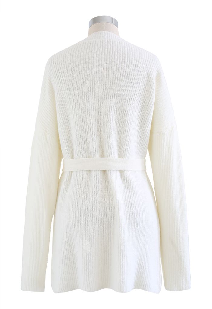 Robe pull côtelée à ceinture en blanc