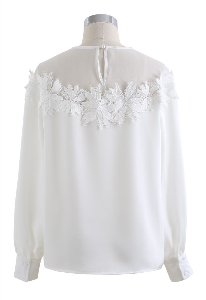 Chemise en satin épissé au crochet floral en blanc