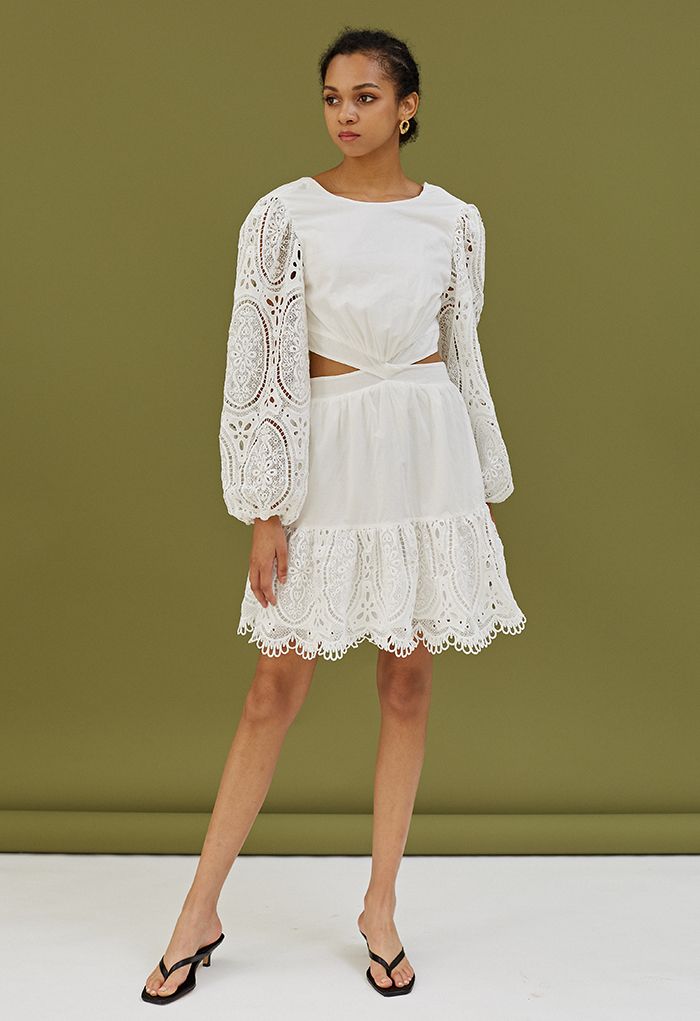 Mini robe en crochet à manches boules et découpe à la taille en blanc
