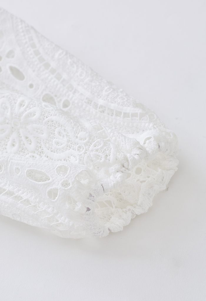 Mini robe en crochet à manches boules et découpe à la taille en blanc