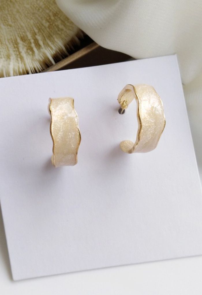 Boucles d'oreilles dorées ondulées en forme de C