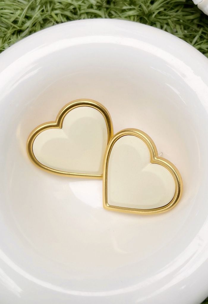 Boucles d'oreilles en forme de coeur avec bordure dorée