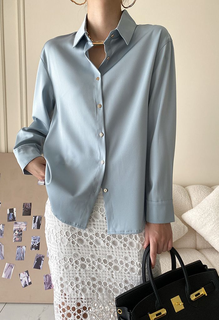 Chemise boutonnée en satin en bleu poussiéreux