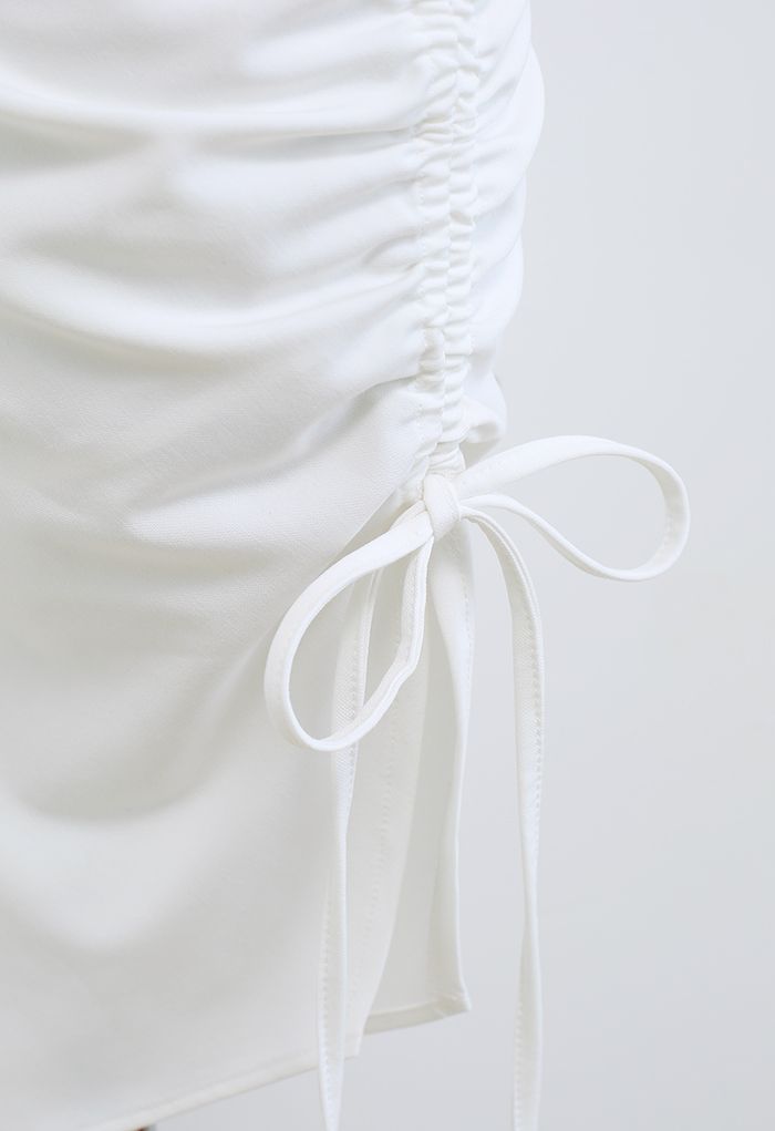 Robe caraco froncée à cordon de serrage et ourlet fendu en blanc