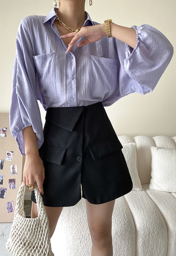 Mini jupe-short taille haute avec poche à rabat en noir