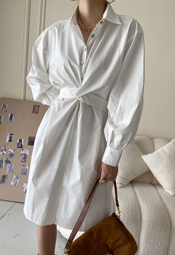 Robe chemise boutonnée à taille torsadée en blanc
