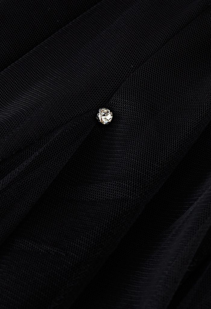 Jupe en tulle de couleur unie ornée de cristaux en noir