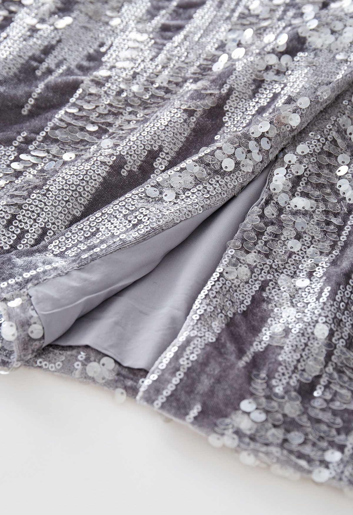 Jupe crayon ornée de sequins en velours gris