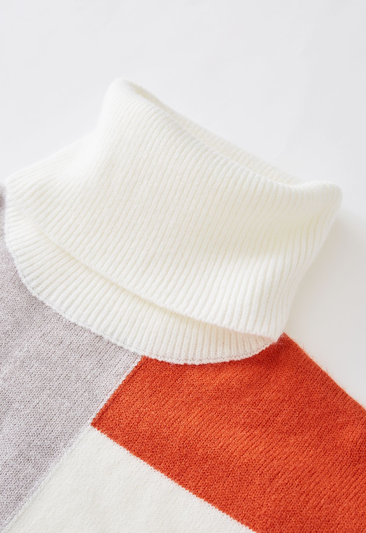 Pull en tricot à col roulé et blocs de couleurs