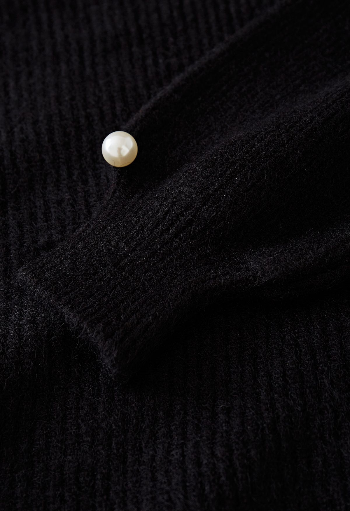Pull en maille côtelée à col ras du cou et décor de perles en noir