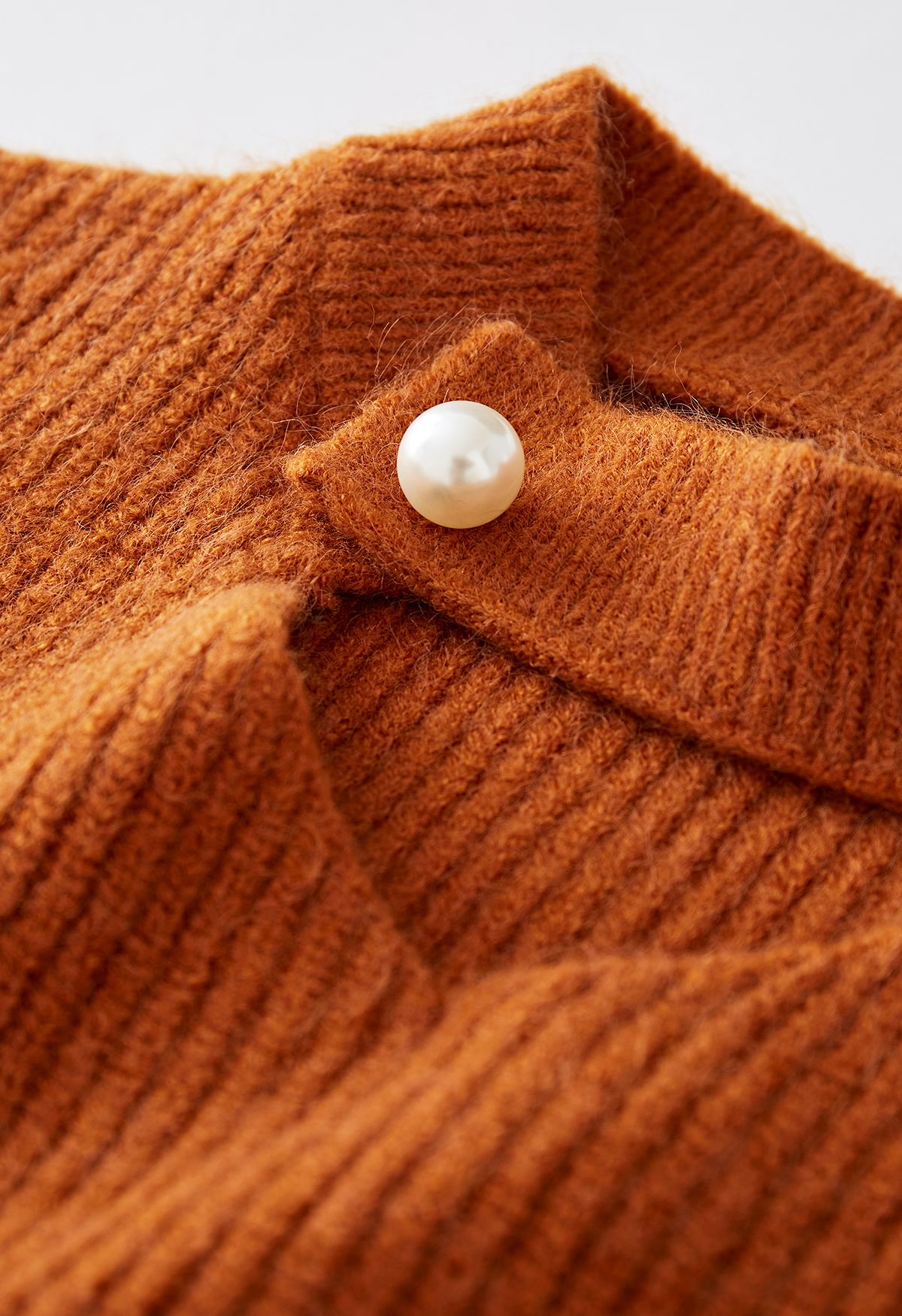 Pull en tricot côtelé à col ras du cou et décor de perles en citrouille