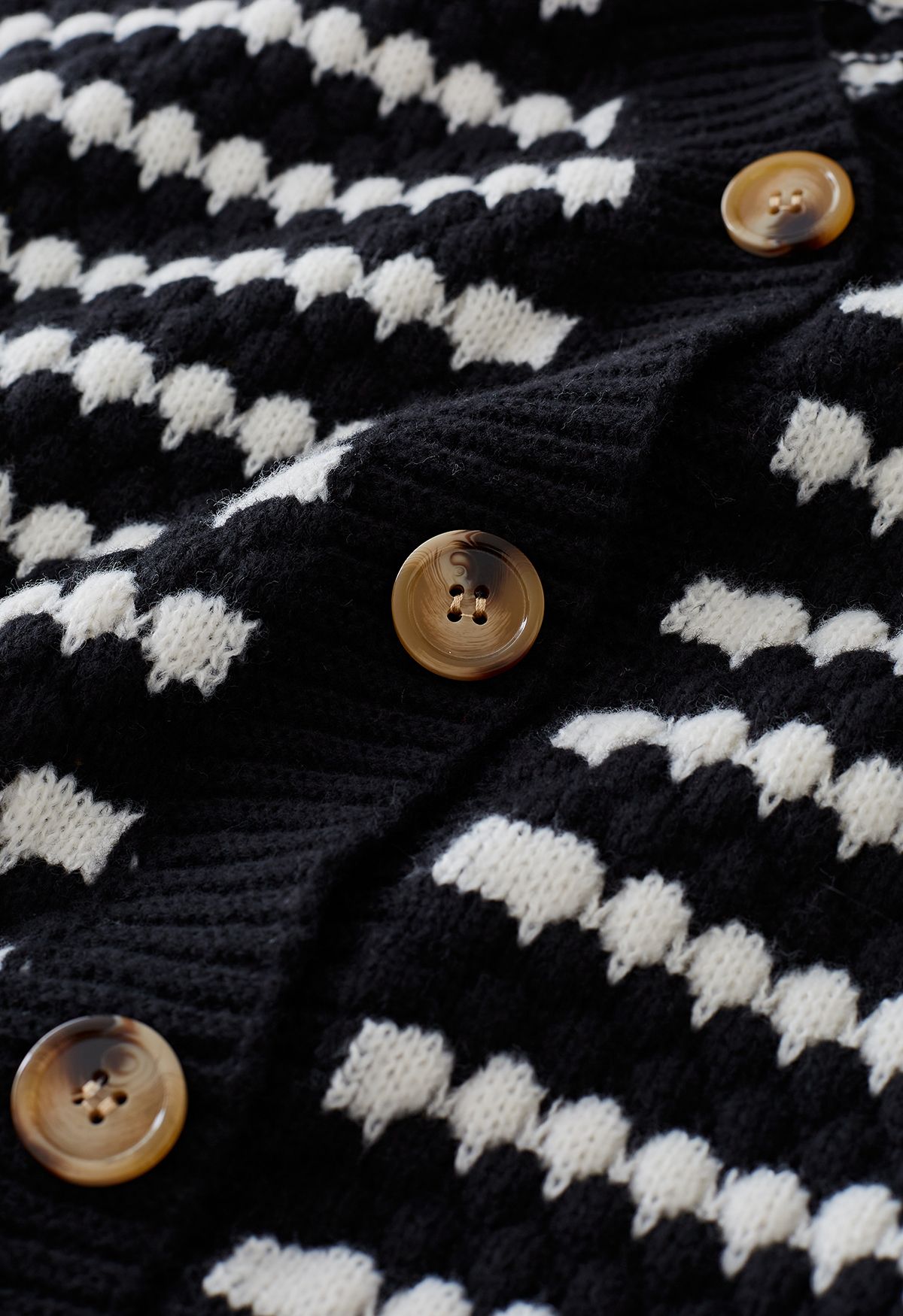 Cardigan en tricot gaufré rayé boutonné en noir