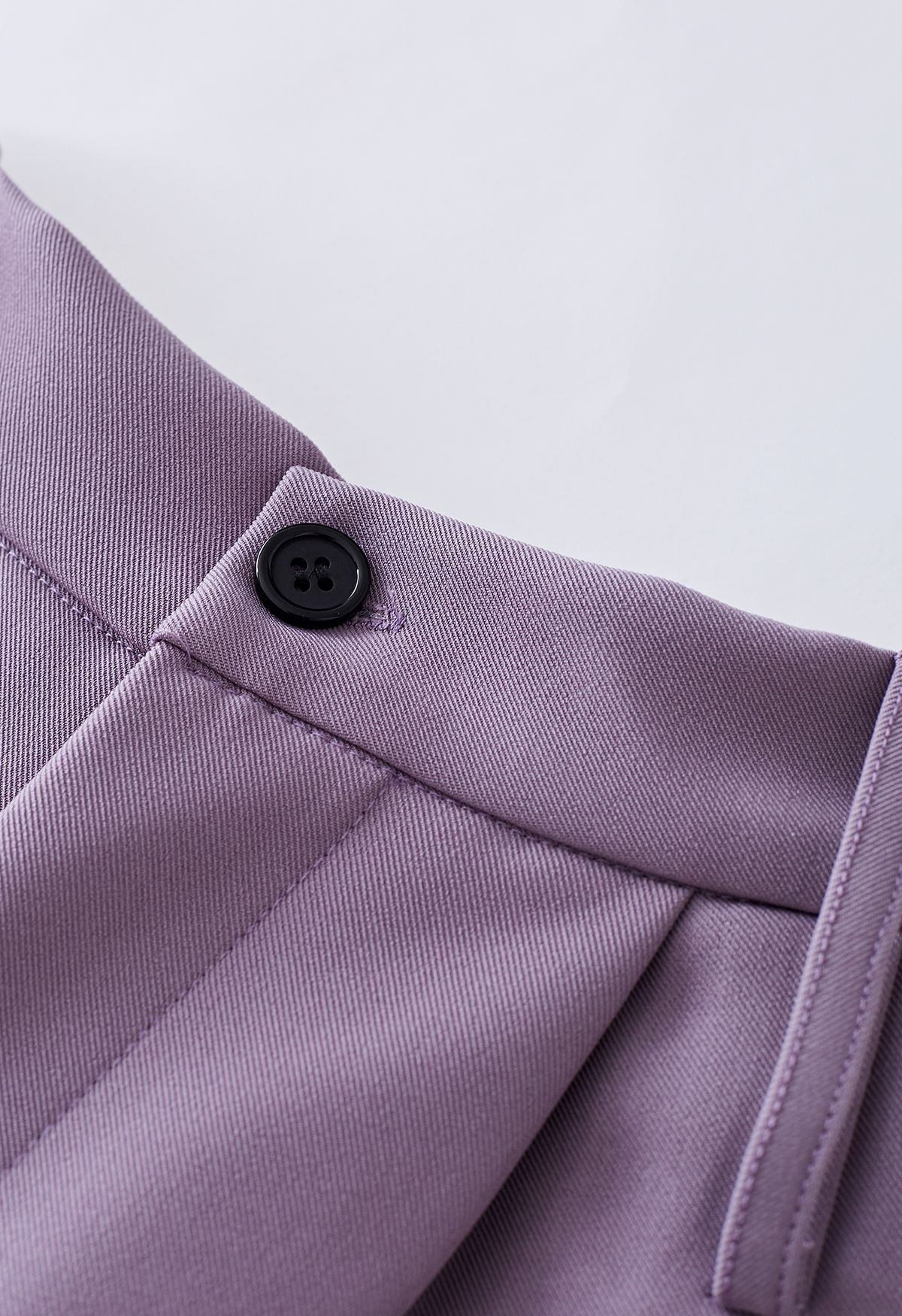Short ample à ceinture boutonnée et ourlet à revers en violet