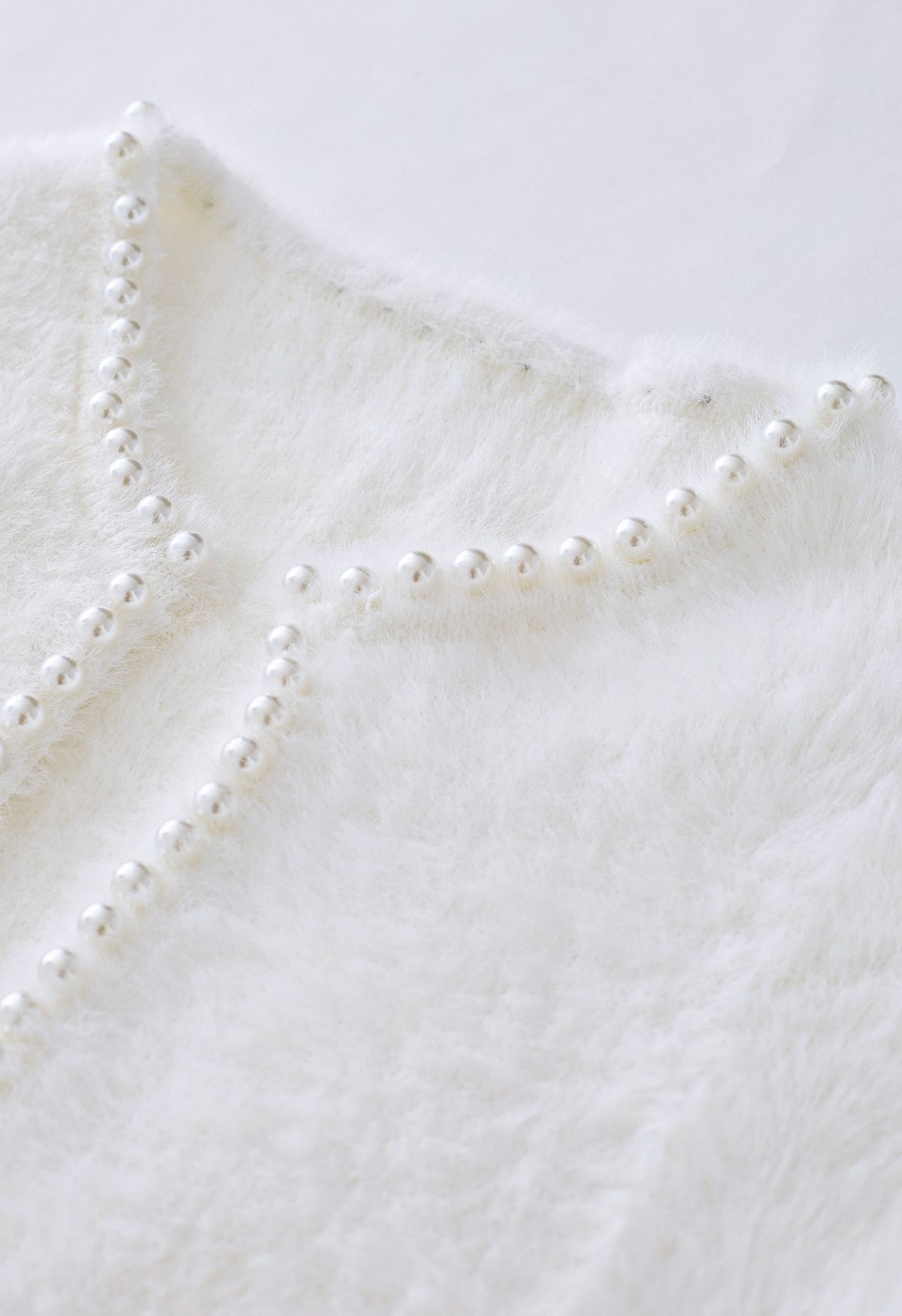 Cardigan ouvert en tricot pelucheux nacré en blanc