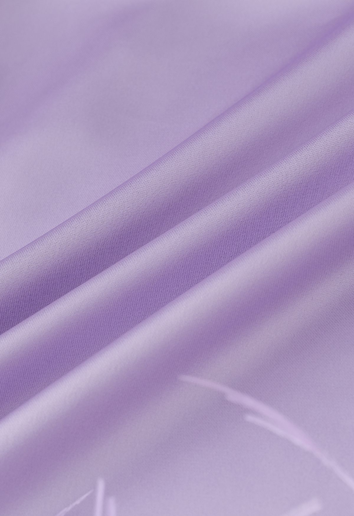 Robe en satin à manches longues et plumes éthérées en violet