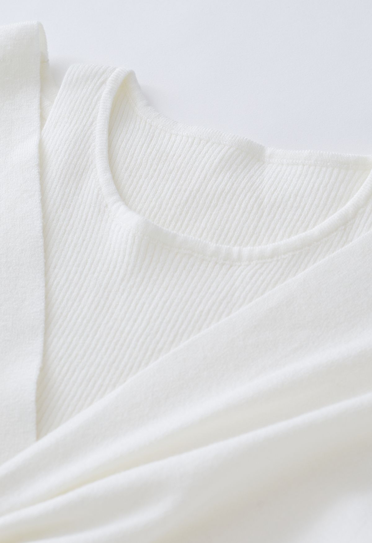 Haut deux pièces en faux tricot à devant torsadé en blanc