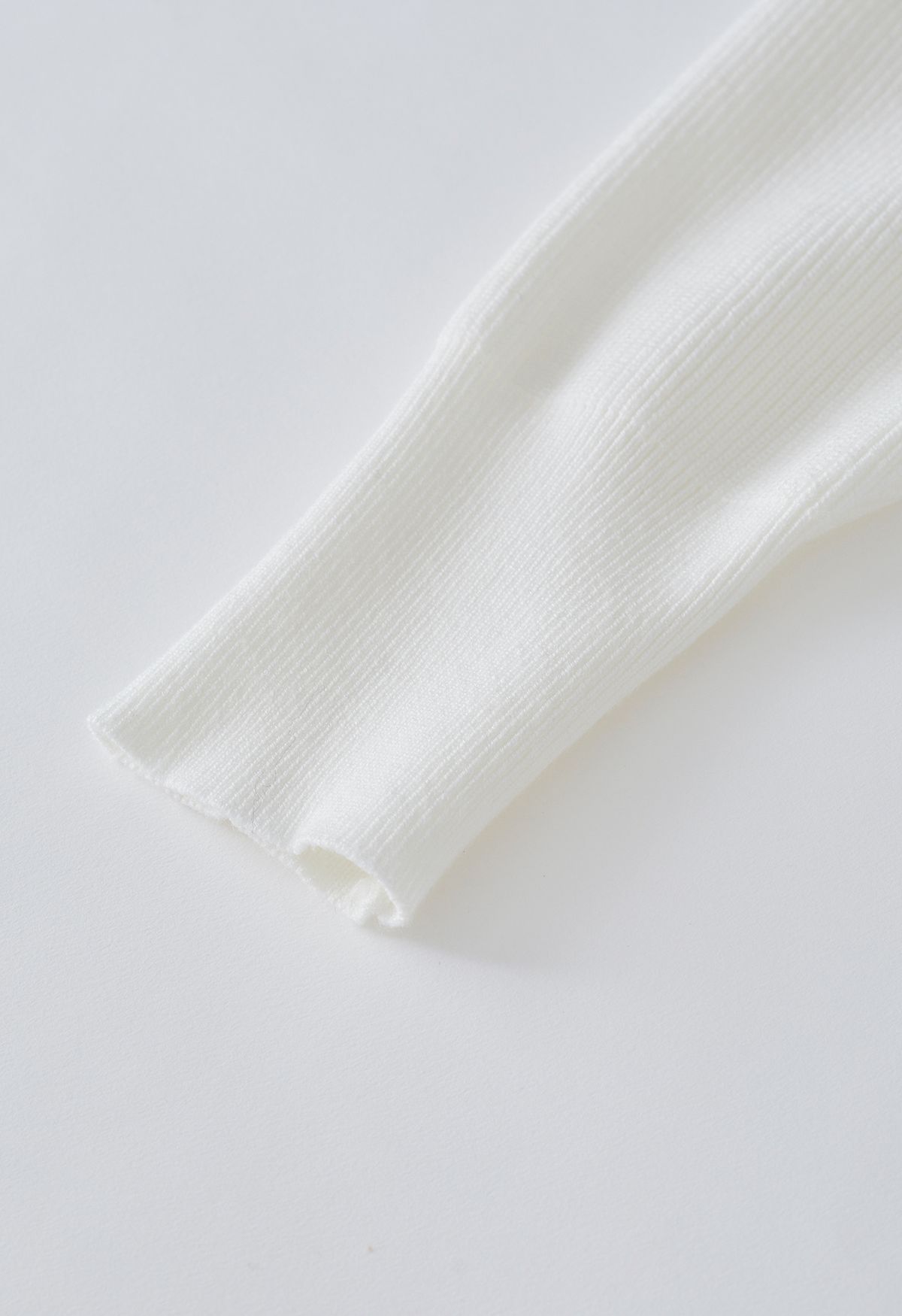 Ensemble haut en tricot côtelé confortable et jupe mi-longue en blanc