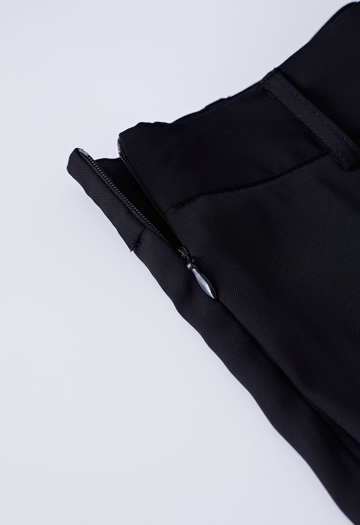 Pantalon ceinturé à jambe large et plis sur le devant en noir