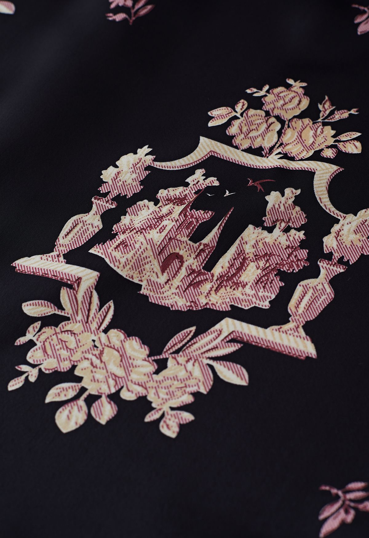 Chemise boutonnée en satin à imprimé château floral en noir