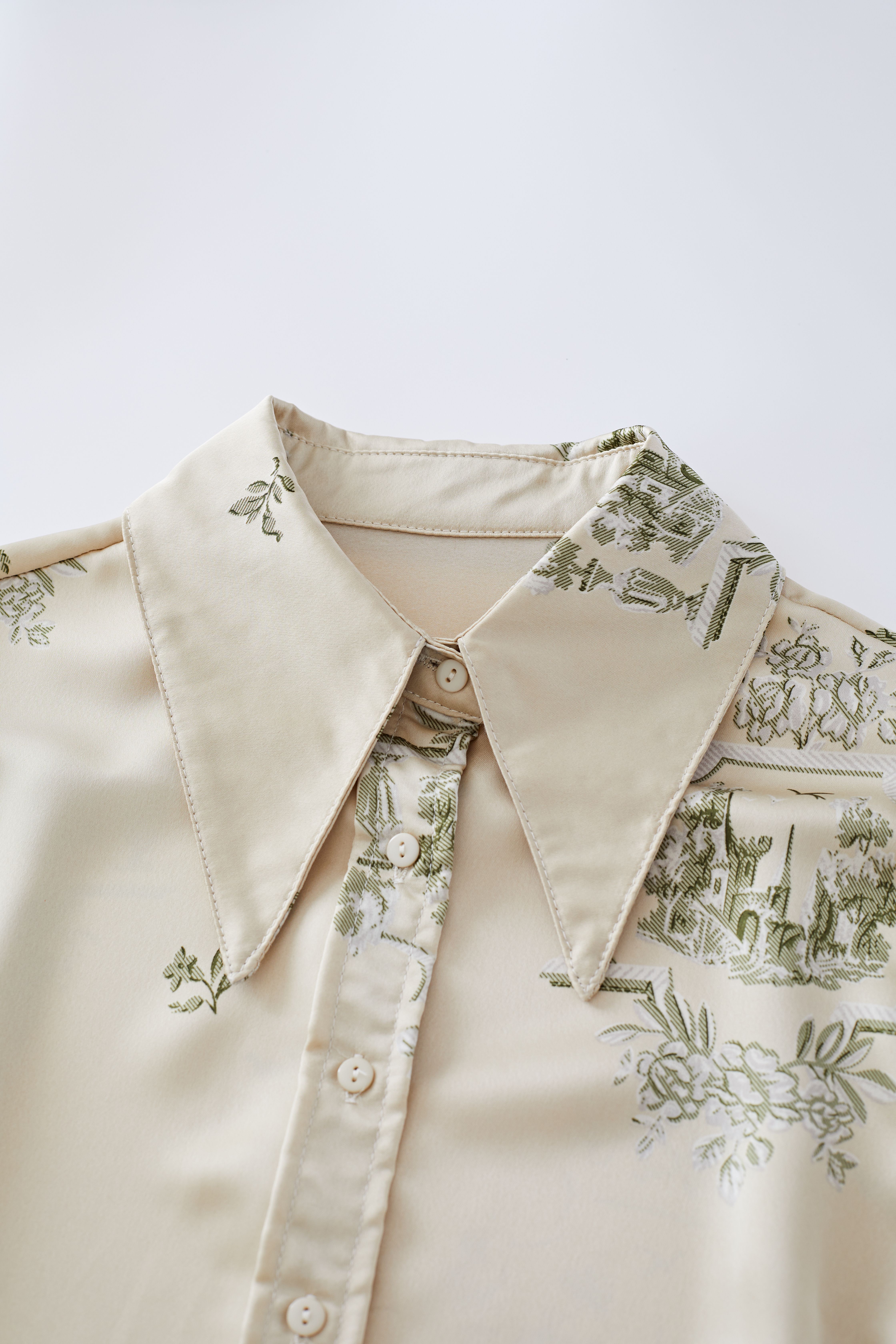 Chemise boutonnée en satin à imprimé château floral en pistache
