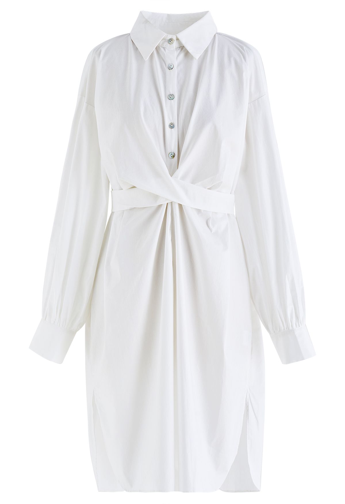 Robe chemise boutonnée à taille torsadée en blanc