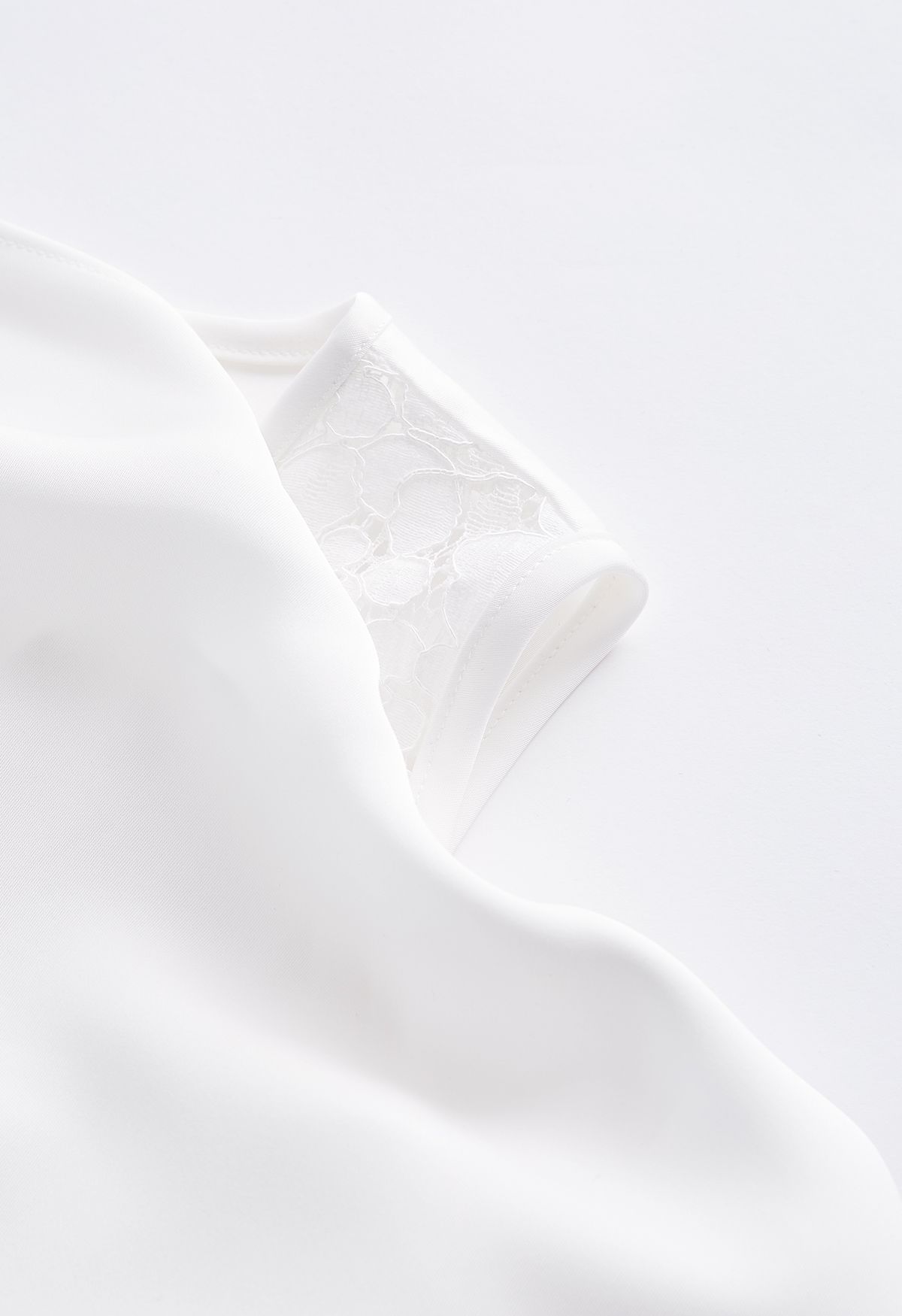 Top asymétrique en satin drapé à épaules dénudées en blanc