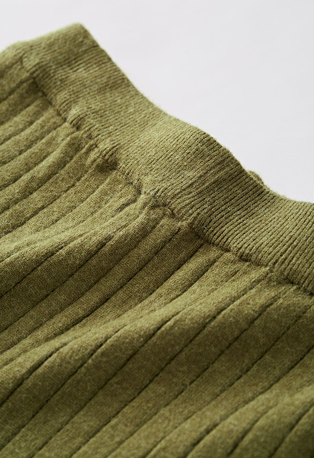Pantalon en tricot côtelé à jambe droite en vert mousse