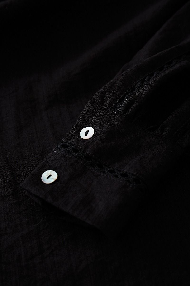 Ensemble chemise à pampilles creuses et mini jupe à plusieurs niveaux en noir