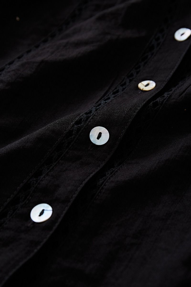 Ensemble chemise à pampilles creuses et mini jupe à plusieurs niveaux en noir