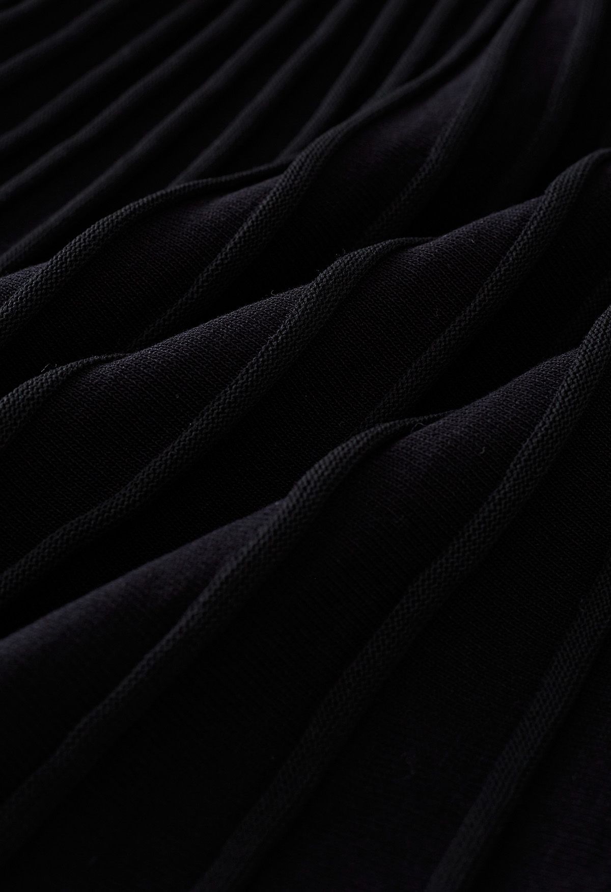 Robe plissée en tricot de couleur contrastée avec ceinture en noir