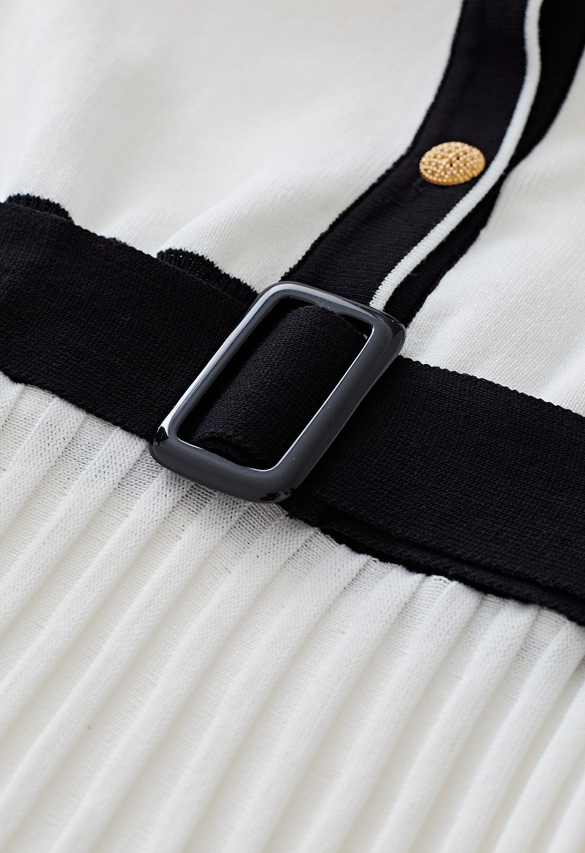 Robe plissée en maille de couleur contrastante avec ceinture en blanc