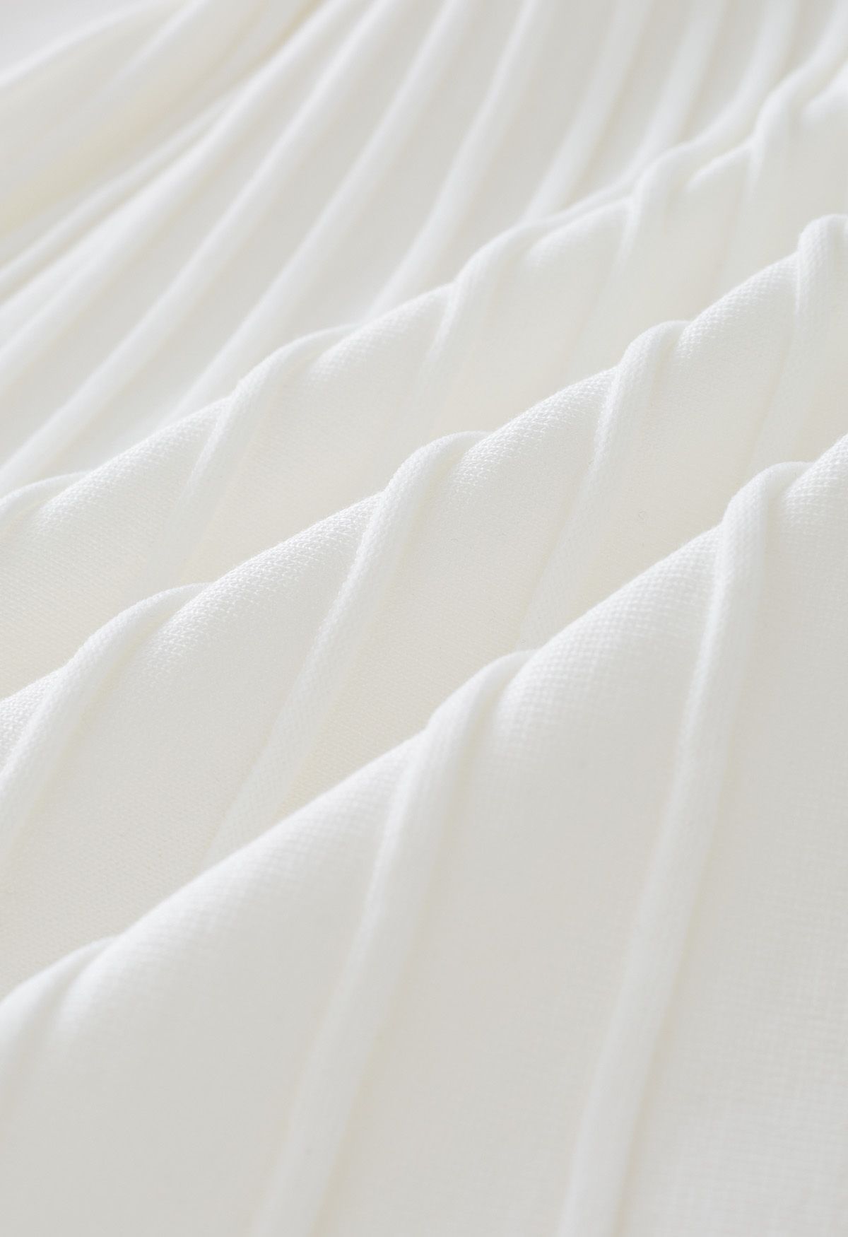 Robe plissée en maille de couleur contrastante avec ceinture en blanc