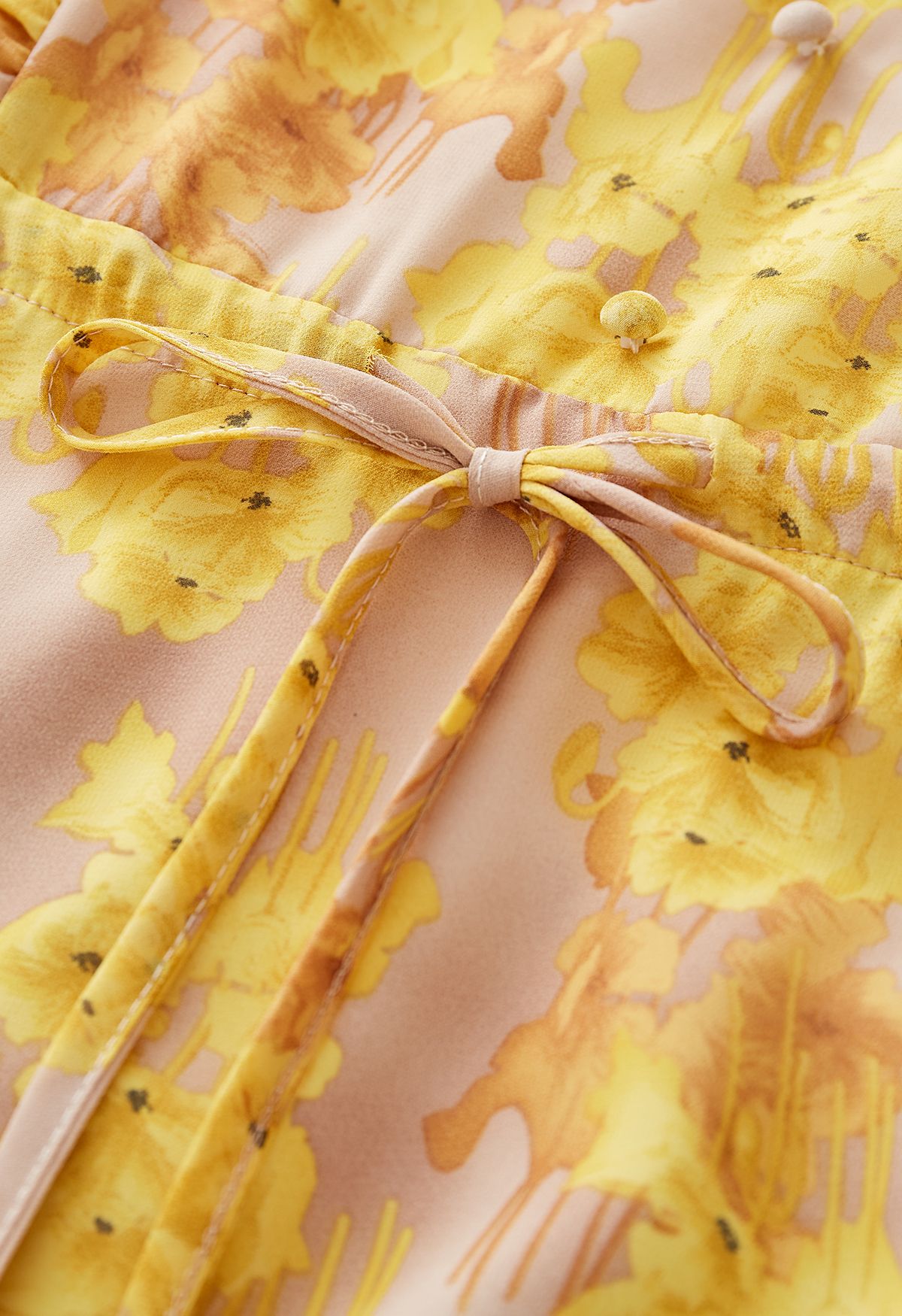 Robe élégante en mousseline de soie à volants et à volants en jaune