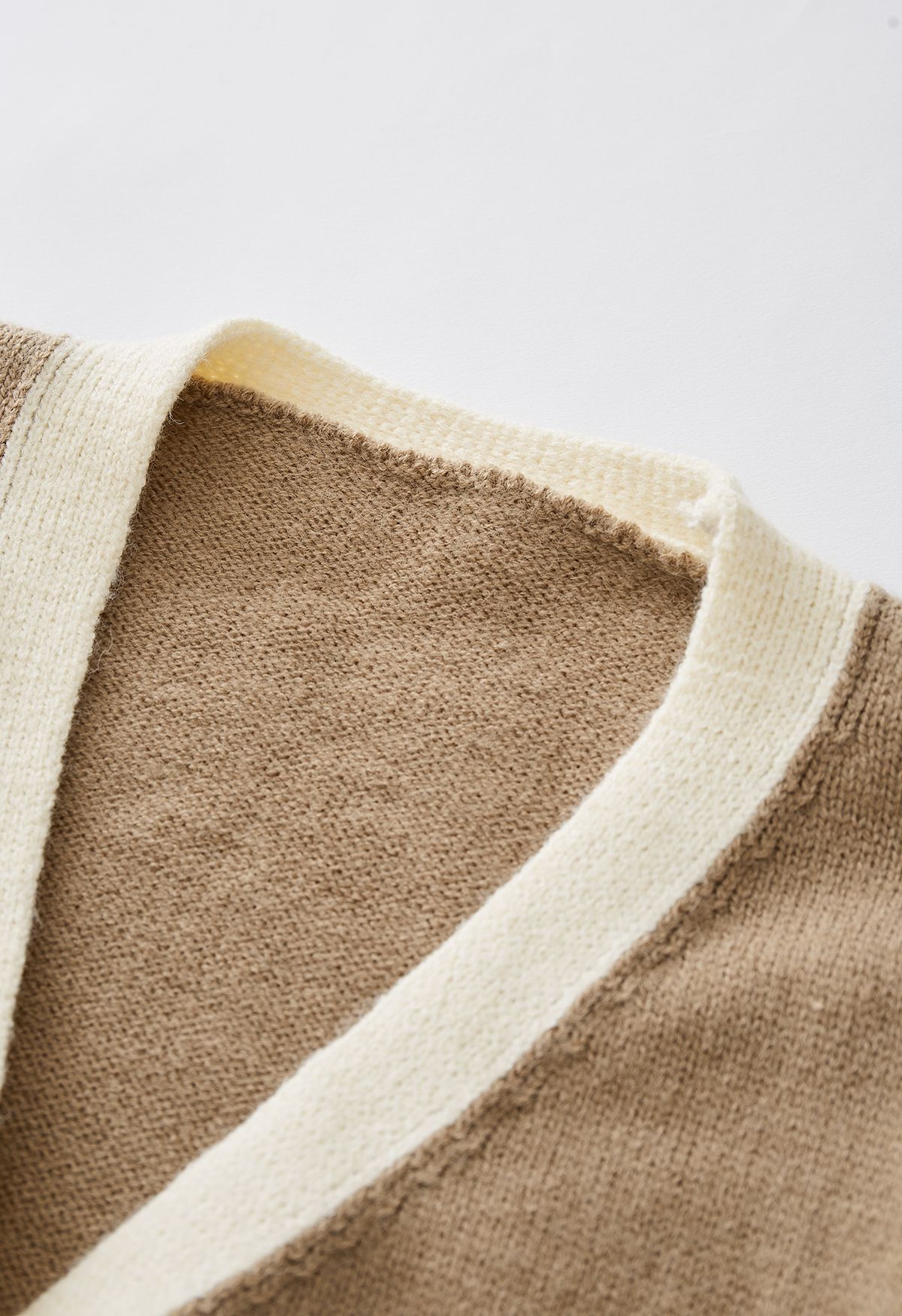 Cardigan en tricot à col en V et bords contrastés en kaki