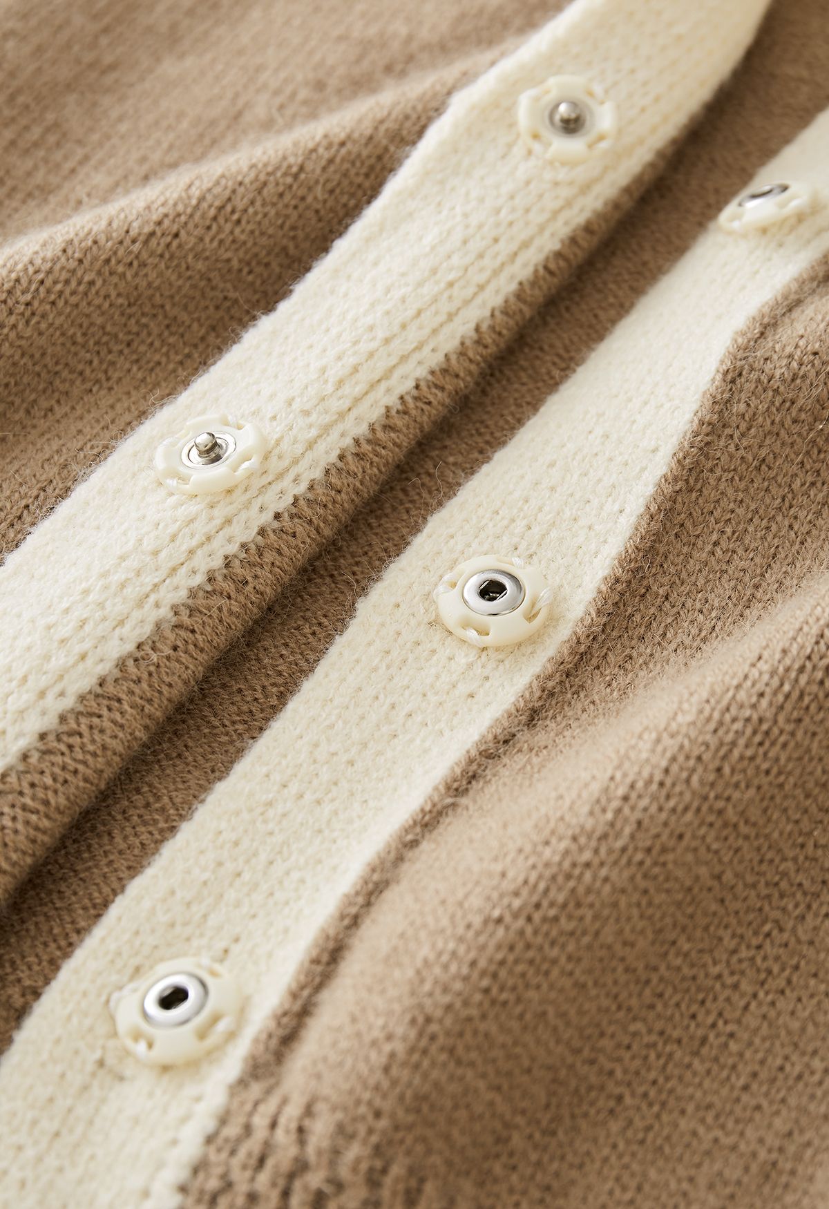 Cardigan en tricot à col en V et bords contrastés en kaki