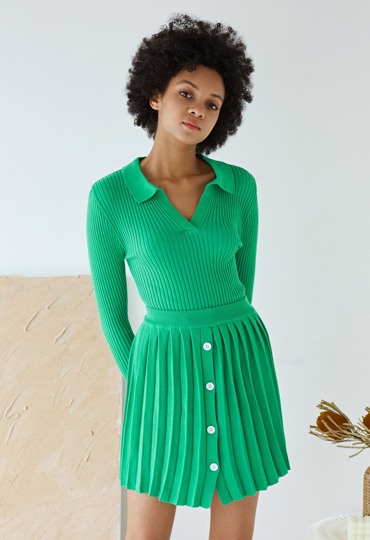 Ensemble haut en tricot à col en V et jupe plissée en vert