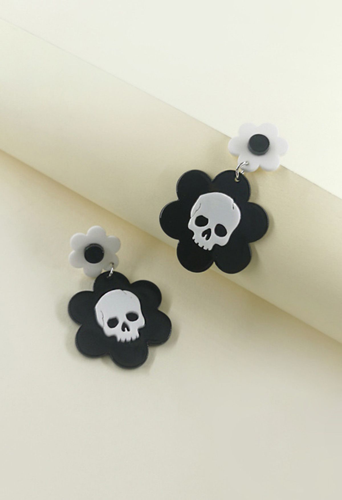 Boucles d'oreilles florales squelette noir et blanc