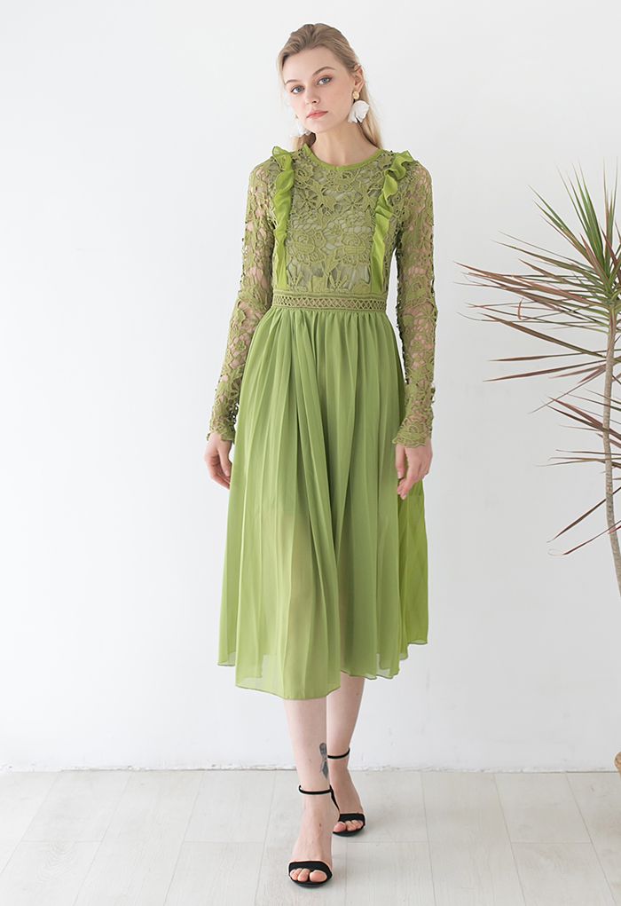 Robe mi-longue plissée en mousseline de soie au Fleur au crochet en vert