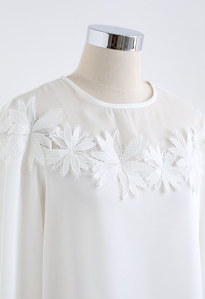 Chemise en satin épissé au crochet floral en blanc