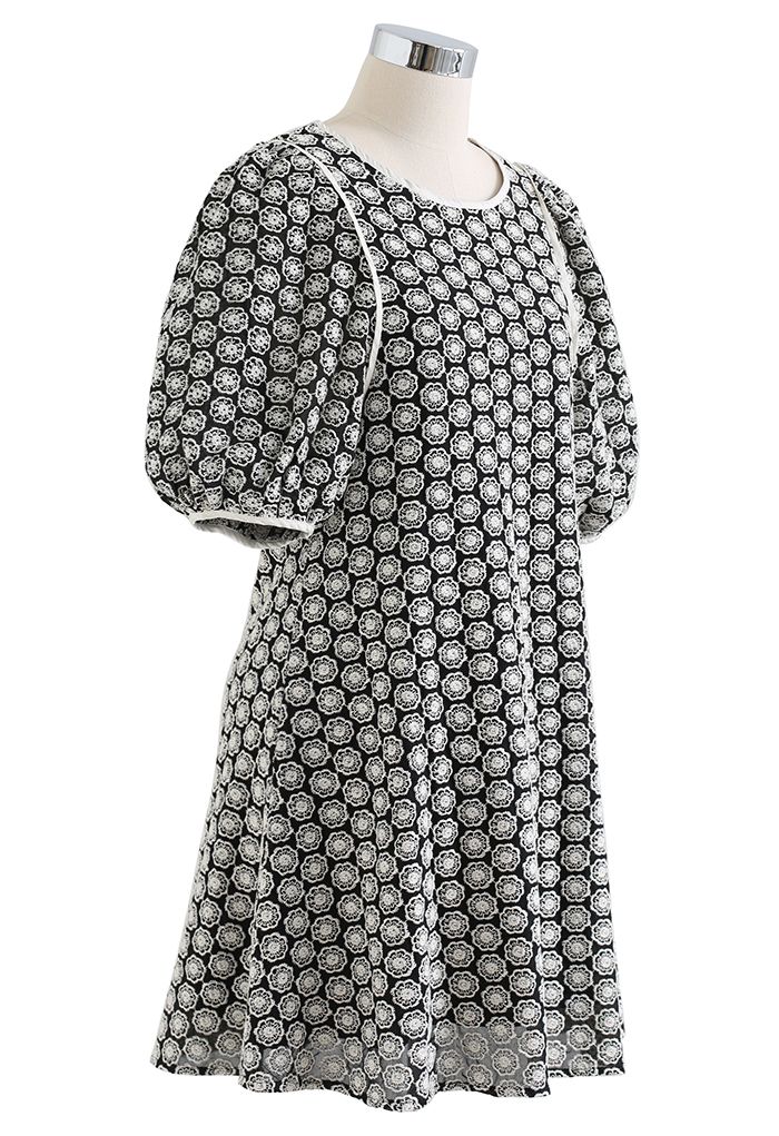 Mini robe brodée de fleurs contrastées avec passepoil en noir
