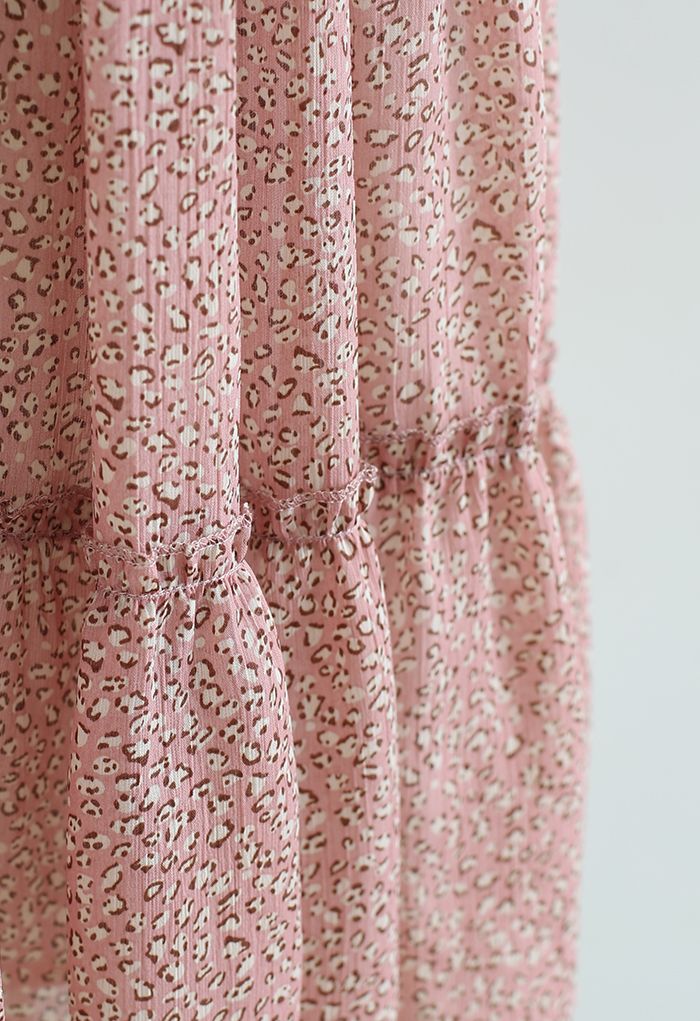 Robe caraco en mousseline à volants et imprimé léopard rose
